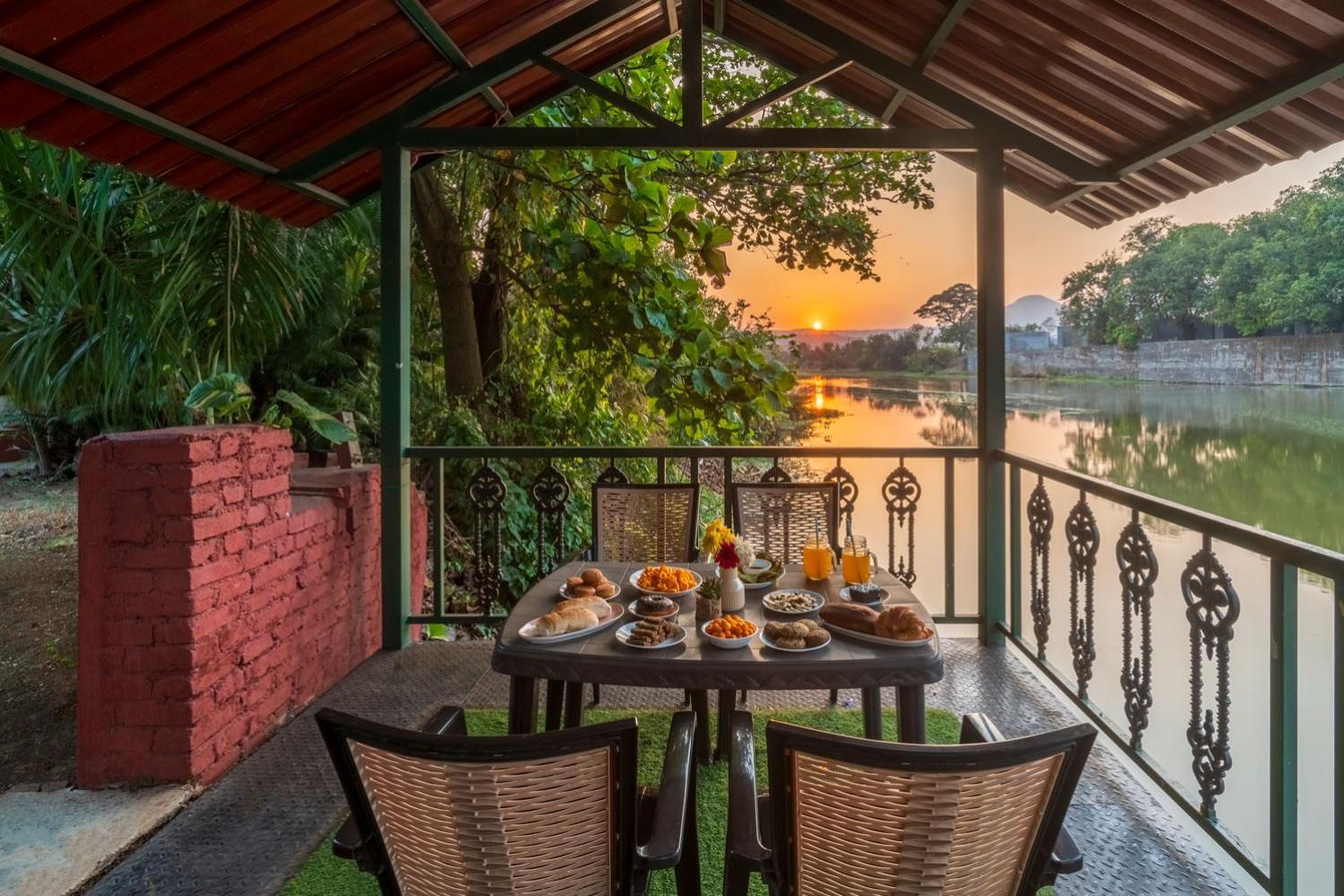 קארג'אט Vintage Estate - Lakeside Allure With Vintage Decor,A Plunge Pool & A Lawn Featuring A Charming Gazebo מראה חיצוני תמונה