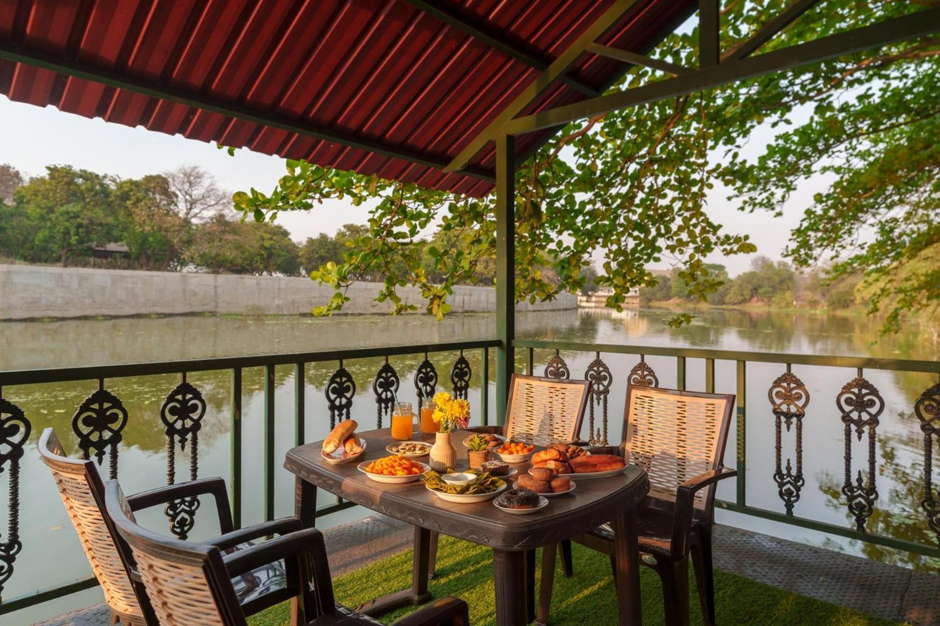 קארג'אט Vintage Estate - Lakeside Allure With Vintage Decor,A Plunge Pool & A Lawn Featuring A Charming Gazebo מראה חיצוני תמונה